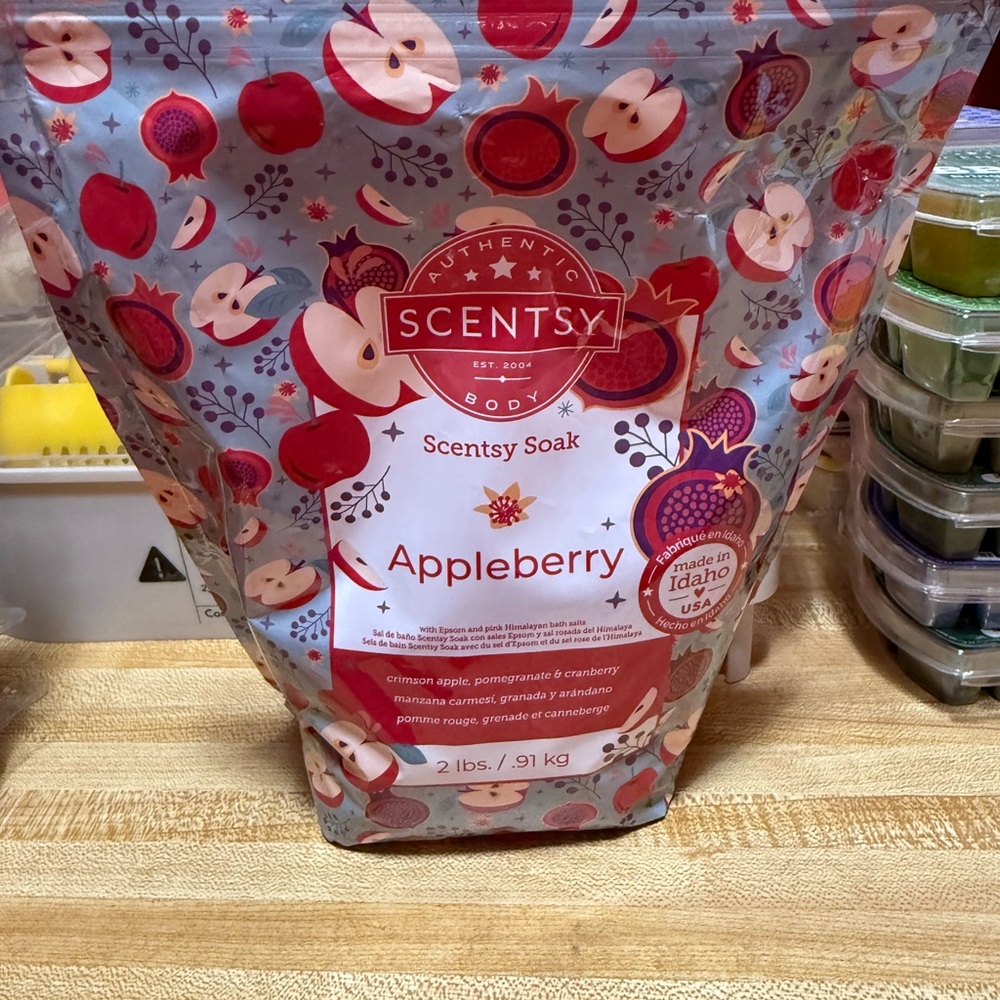 Scentsy Appleberry Soak with Red and Pink Accents